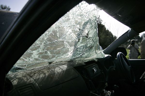 Policejní auto zničené při útoku. Policejní auto zničené při útoku.